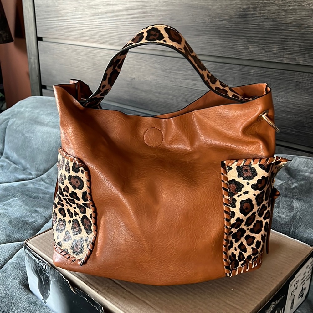 Cute hobo/tote/purse never used, no brand. Never used.